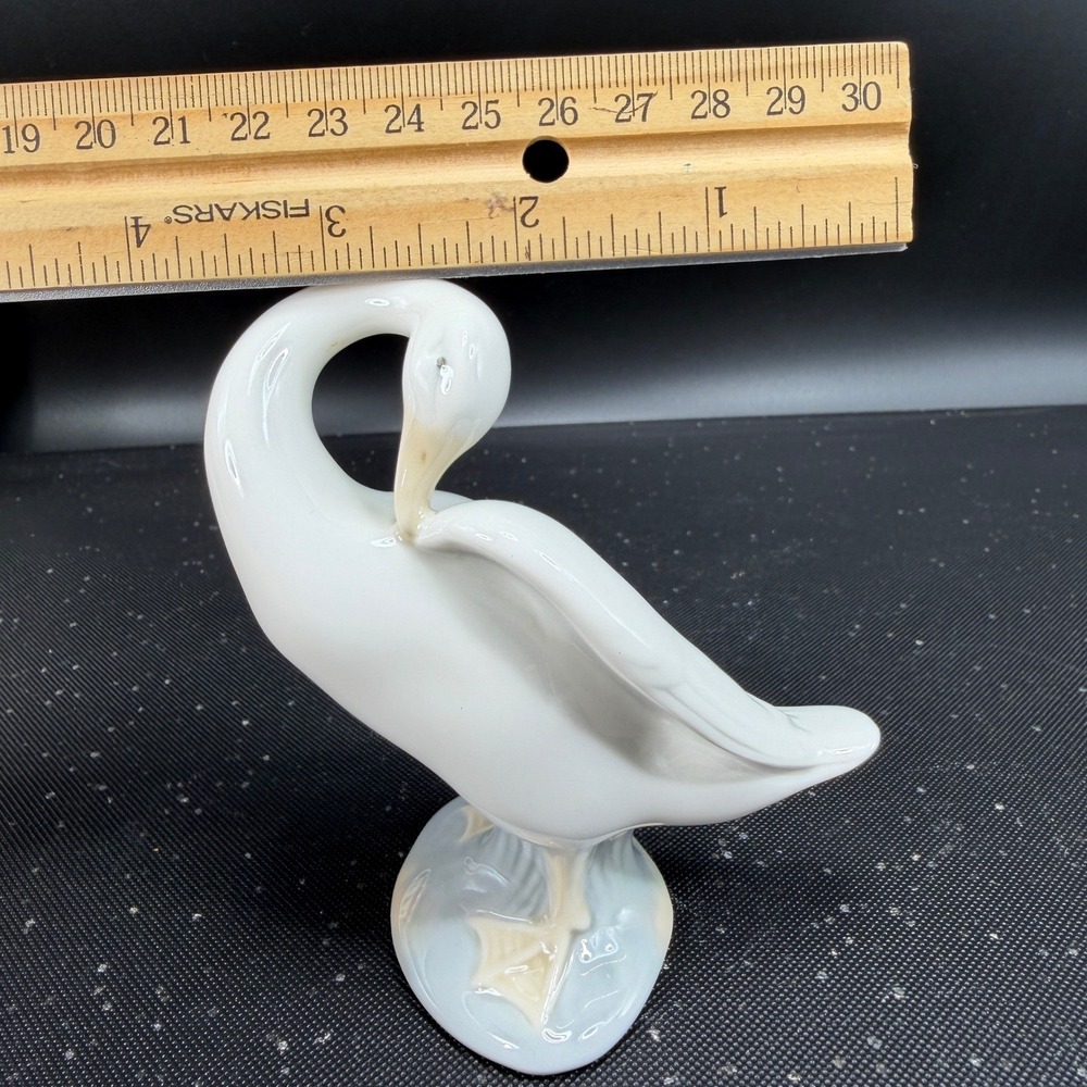 Lladro Swan Bird Figurine Preening Bird Porcelain Spain Glossy White 4 Inch - Picture 3 of 11